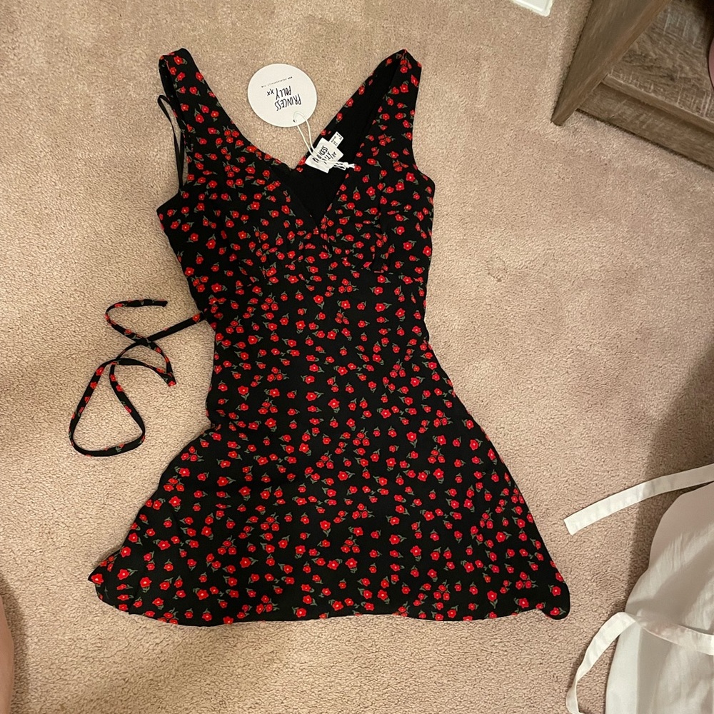 PRINCESS POLLY NELLIE MINI DRESS BLACK / RED FLORAL-SOLD

l